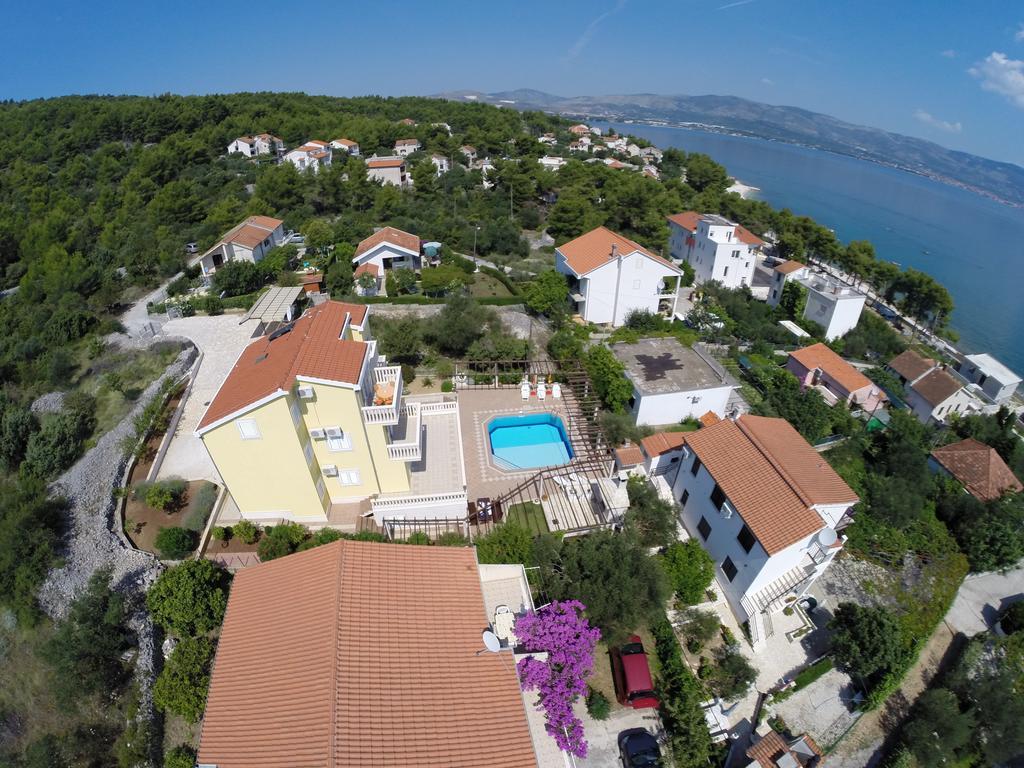 Apartments Romana Слатине Экстерьер фото